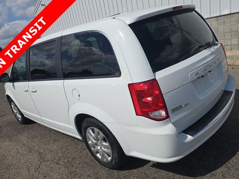 Used 2018 Dodge Grand Caravan SE image 4