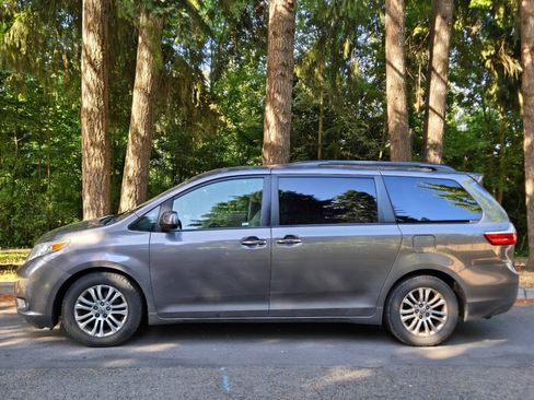 Used 2016 Toyota Sienna XLE FWD image 2