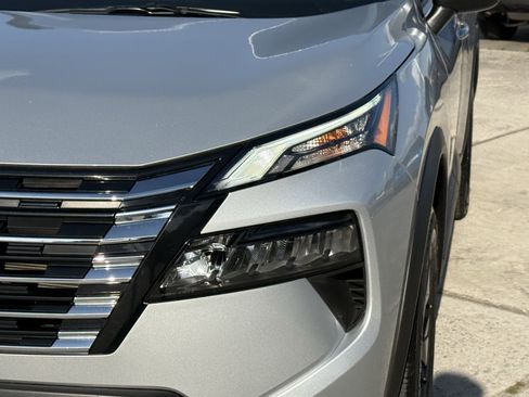 Used 2025 Nissan Rogue SV image 12