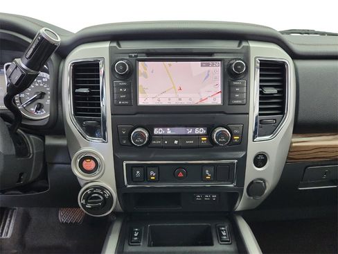 Used 2019 Nissan Titan SL image 17