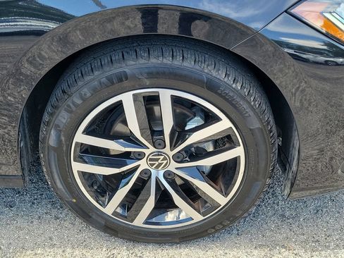 Used 2025 Volkswagen Jetta SE FWD image 9