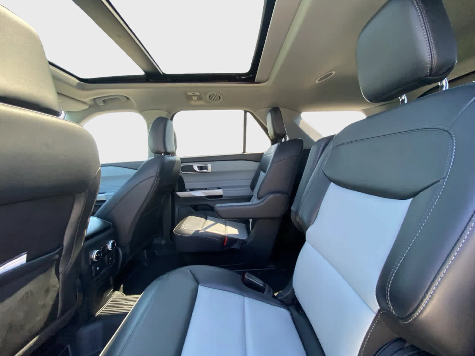 Used 2024 Ford Explorer XLT w/ Equipment Group 202A AWD/4WD image 14
