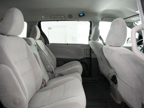 Used 2020 Toyota Sienna LE FWD image 36