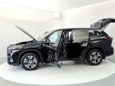 Used 2024 Toyota Highlander XLE AWD/4WD image 10