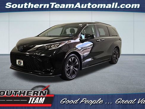 Used 2023 Toyota Sienna XSE FWD image 1