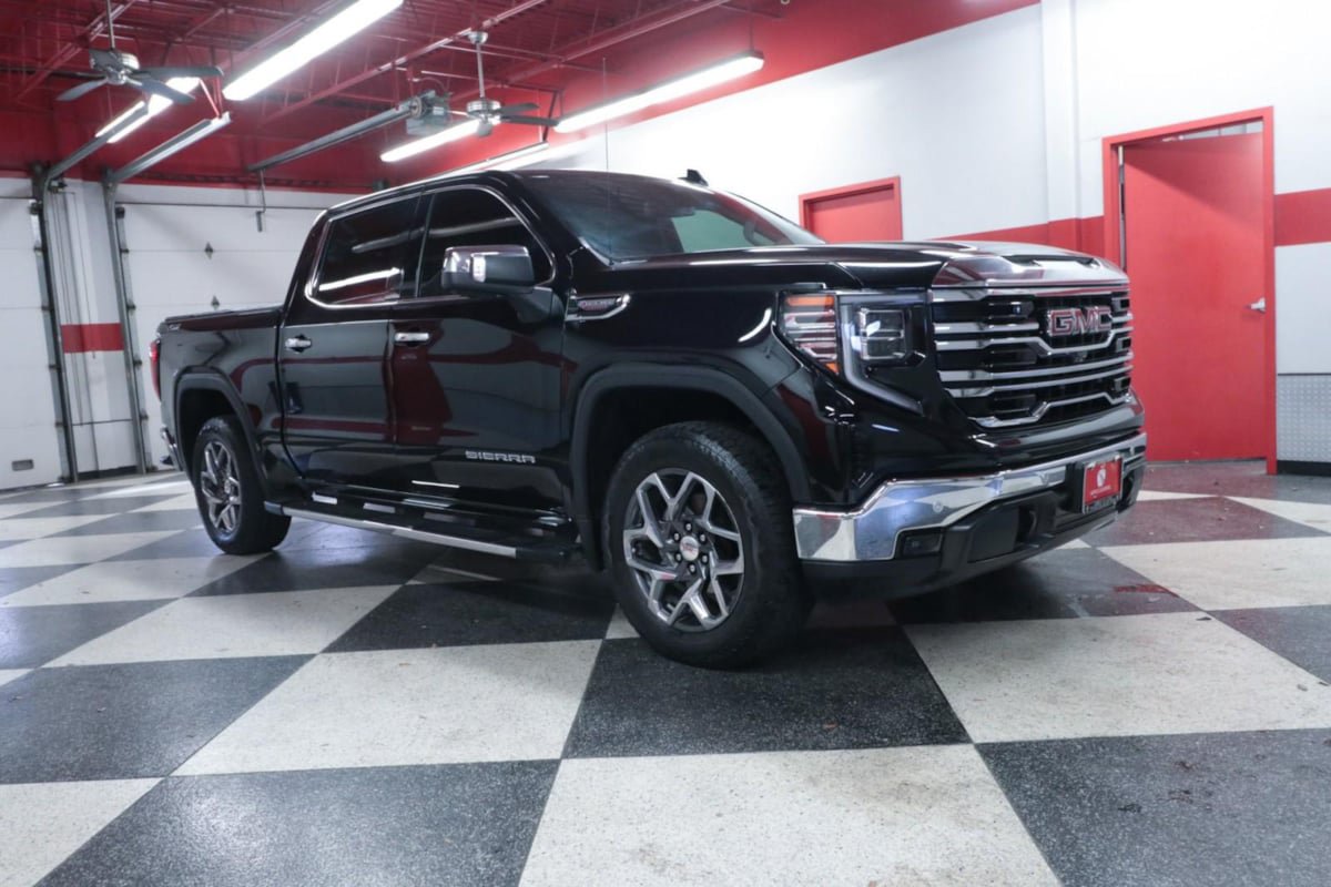 Used 2023 GMC Sierra 1500 SLT AWD/4WD image 2