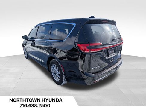 Used 2024 Chrysler Pacifica Touring-L image 3