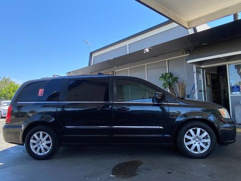 Used 2014 Chrysler Town & Country Touring FWD image 10