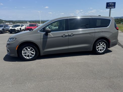 Used 2023 Chrysler Pacifica Touring-L FWD image 7