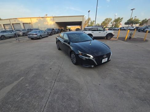 Used 2025 Nissan Altima 2.5 SV FWD image 6