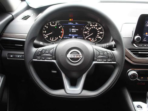 Used 2025 Nissan Altima 2.5 SV FWD image 32