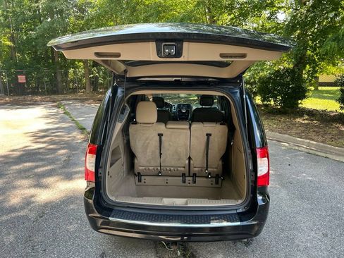 Used 2015 Chrysler Town & Country Touring FWD image 27