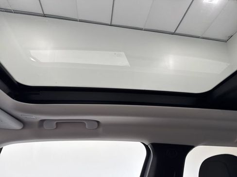 Used 2023 Jeep Renegade Latitude w/ Sun/Sound Group AWD/4WD image 35