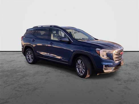 Used 2023 GMC Terrain SLT image 2