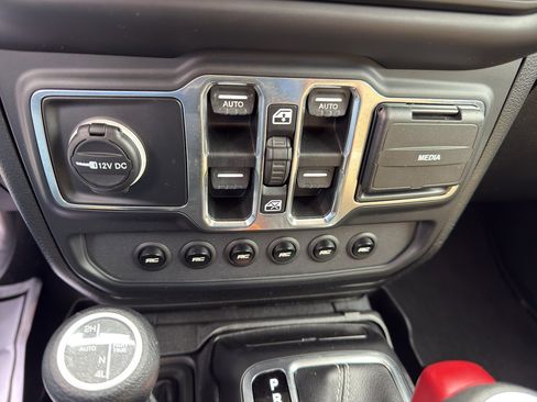 Used 2019 Jeep Wrangler Unlimited Sahara image 17