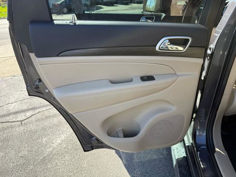 Used 2020 Jeep Grand Cherokee Laredo w/ 18" Wheel & 8.4" Radio Group AWD/4WD image 32