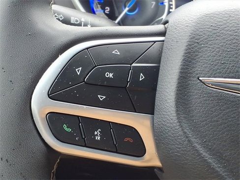 Used 2025 Chrysler Pacifica Select image 24