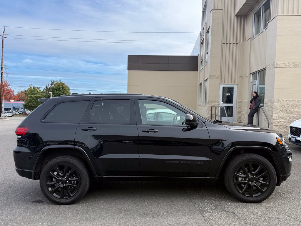 Used 2018 Jeep Grand Cherokee Altitude AWD/4WD image 6