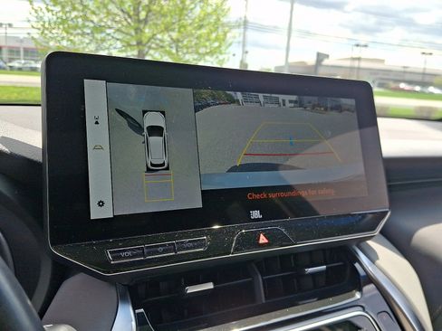 Used 2023 Toyota Venza Limited image 18