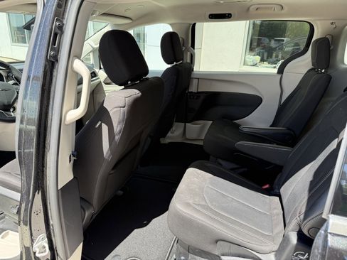 Used 2023 Chrysler Voyager LX FWD image 12