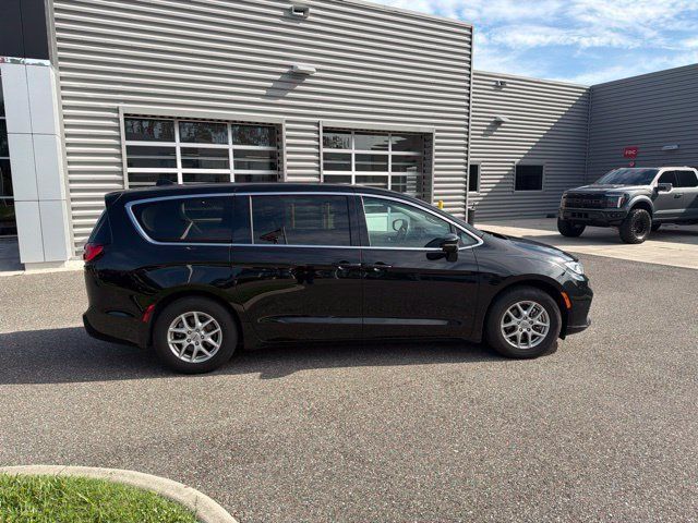 Used 2024 Chrysler Pacifica Touring-L FWD image 4