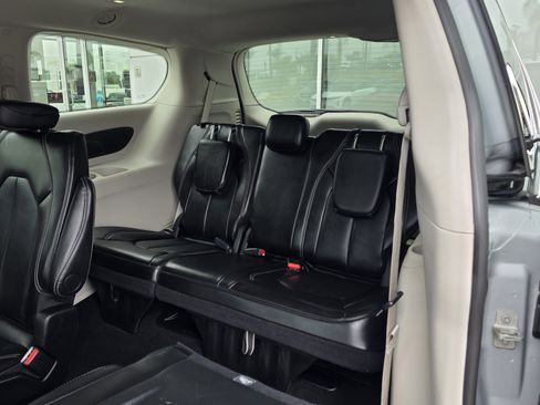 Certified 2024 Chrysler Pacifica Touring-L image 20