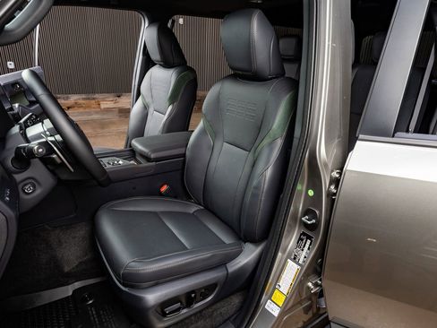 Used 2025 Lexus GX 550 image 30