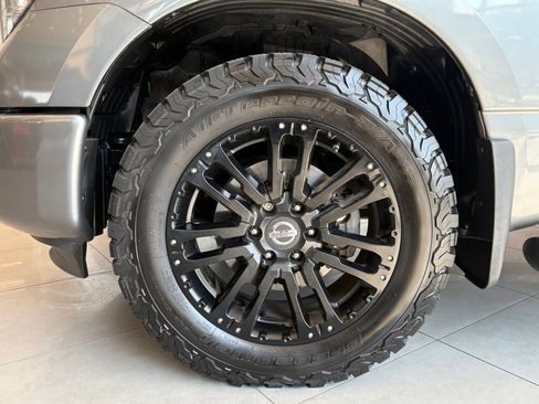 Used 2019 Nissan Titan SV w/ SV Convenience Package AWD/4WD image 11