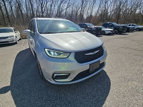 Used 2022 Chrysler Pacifica Touring-L image 11