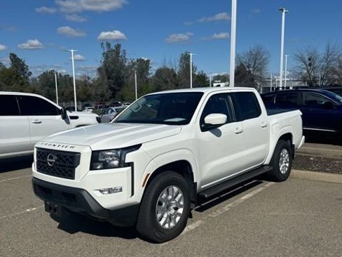 Used 2022 Nissan Frontier SV image 2