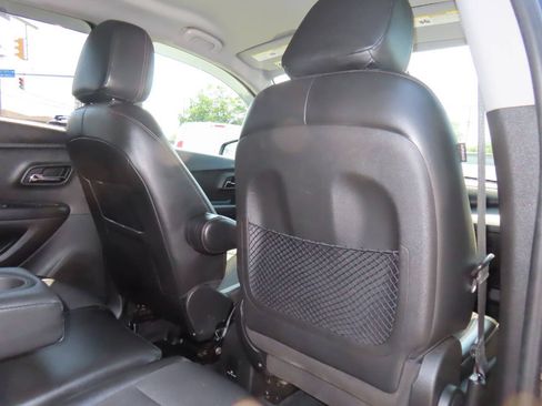 Used 2019 Chevrolet Trax LT w/ LT Convenience Package AWD/4WD image 38