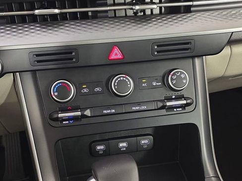 Used 2023 Kia Carnival LX FWD image 24