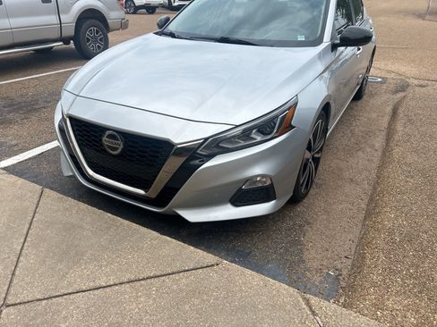 Used 2019 Nissan Altima 2.5 SR w/ SR Premium Package FWD image 3