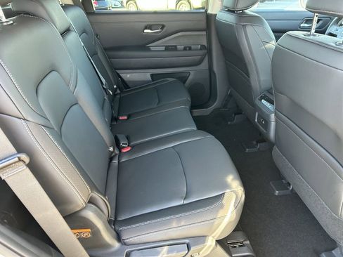 New 2025 Nissan Pathfinder SL image 11