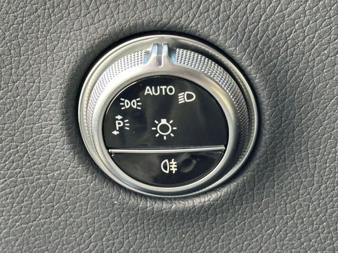 Used 2025 Mercedes-Benz GLC 350e 4MATIC image 17