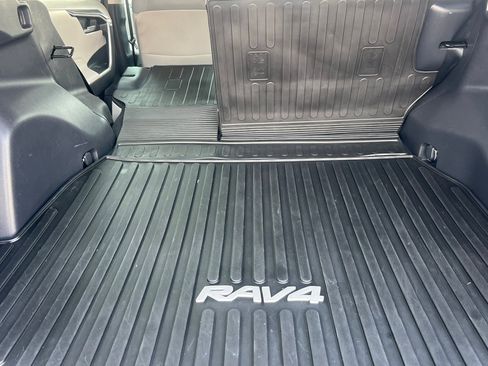 Used 2022 Toyota RAV4 XLE Premium image 15