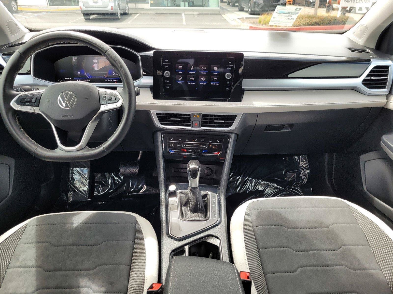 Certified 2025 Volkswagen Taos SE FWD image 17