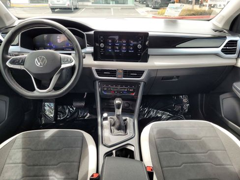 Certified 2025 Volkswagen Taos SE FWD image 17