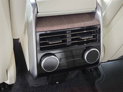 Used 2025 Land Rover Range Rover Long Wheelbase SE image 16