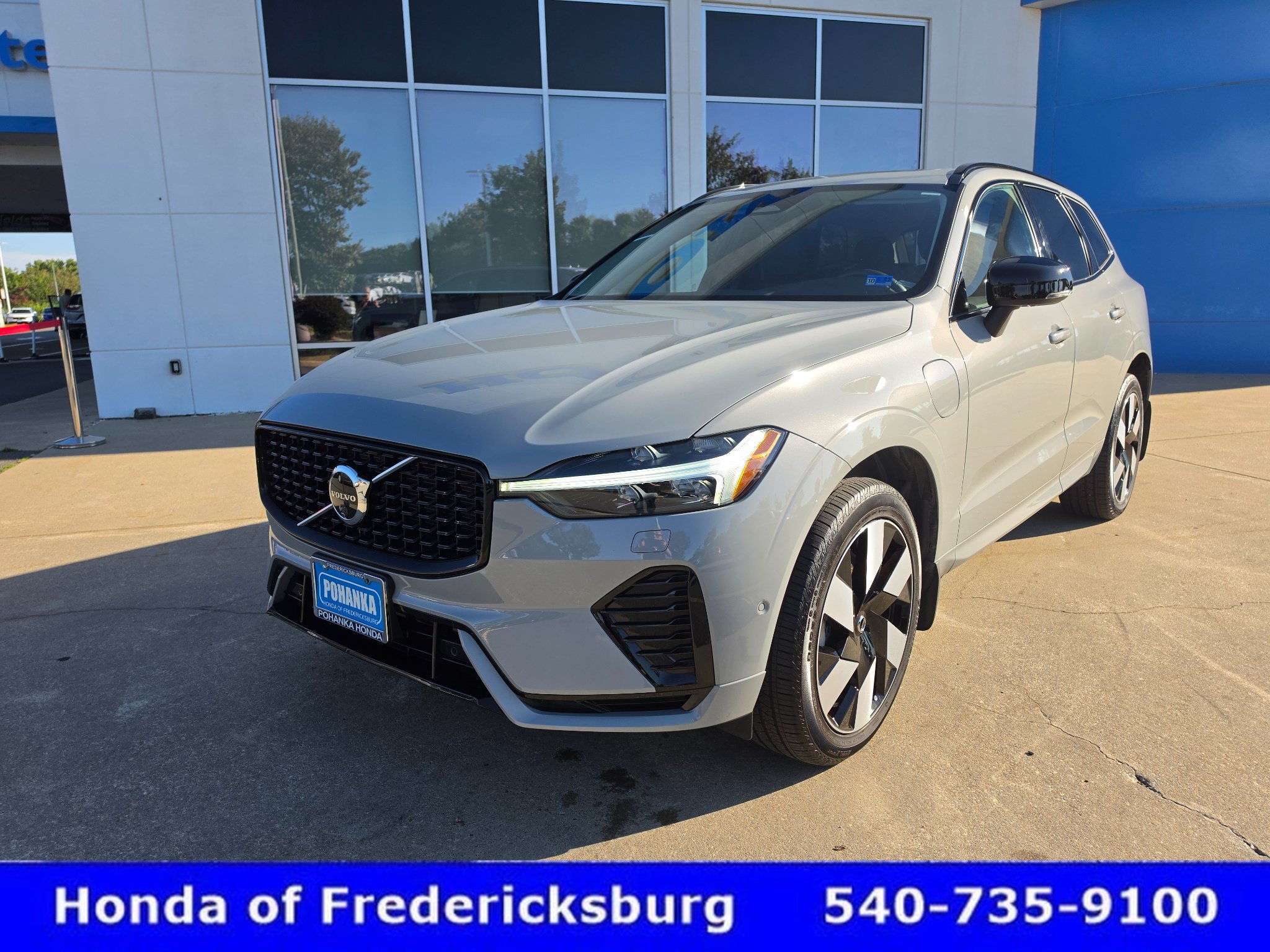 Used 2025 Volvo XC60 T8 Plus w/ Protection Package Premier AWD/4WD image 2