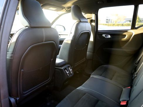 Used 2022 Volvo XC40 T4 R-Design w/ Advanced Package image 21