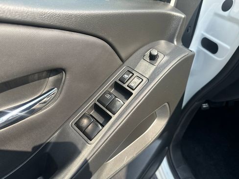 Used 2024 Nissan Frontier SV image 11