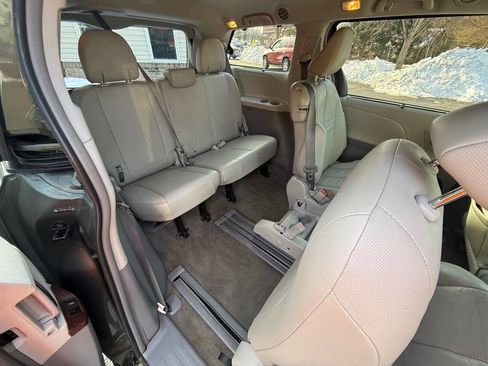 Used 2012 Toyota Sienna XLE image 18