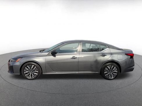 Used 2024 Nissan Altima 2.5 SV image 9