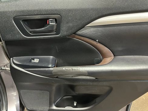 Used 2019 Toyota Highlander Plus AWD/4WD image 18