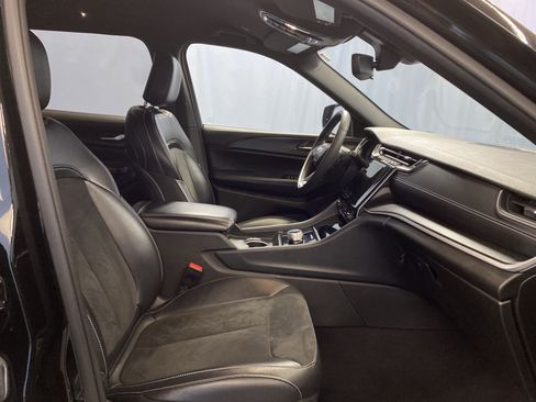 Used 2023 Jeep Grand Cherokee L Laredo image 40