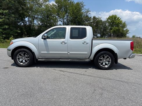 Used 2019 Nissan Frontier SL AWD/4WD image 2