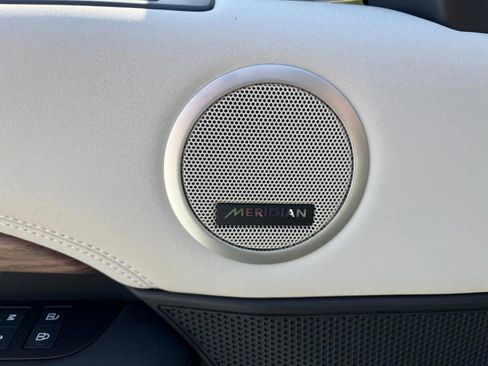 Used 2025 Land Rover Discovery S image 35