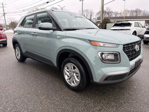 Certified 2025 Hyundai Venue SE image 3