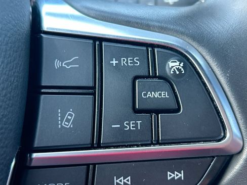 Used 2021 Toyota Highlander XSE FWD image 18